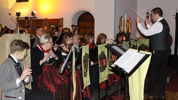 In starker Besetzung spielte die Musikkapelle Höfles-Vogtendorf beim Jahresabschlusskonzert erstmals unter der Leitung von Andreas Thiel. Michael Wunder