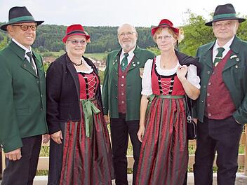 Viel Lob bekam der Gau-Vorstand für die einheitliche Tracht, die er erstmals bei der Proklamation in Oberschleichach präsentierte. Das Bild zeigt von links Gaukassierer Peter Ripperger, Sportleiterin Monika Ripperger, den Zweiten Gauschützenmeister Otto Iff, Schriftführerin Birgit Mahr und Gauschützenmeister Norbert Mahr.