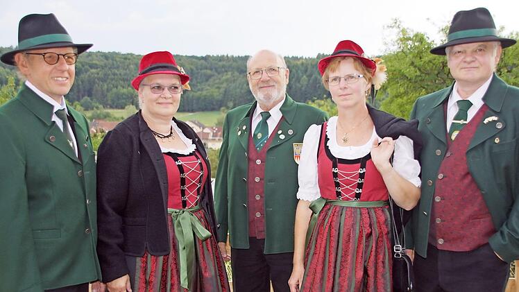 Viel Lob bekam der Gau-Vorstand für die einheitliche Tracht, die er erstmals bei der Proklamation in Oberschleichach präsentierte. Das Bild zeigt von links Gaukassierer Peter Ripperger, Sportleiterin Monika Ripperger, den Zweiten Gauschützenmeister Otto Iff, Schriftführerin Birgit Mahr und Gauschützenmeister Norbert Mahr.