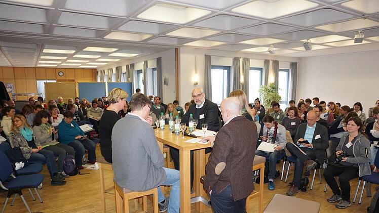 Unter anderem Domkapitular Christoph Warmuth (Bildmitte) diskutierte mit den rund 150 Teilnehmern bei der diesjährigen Jugend-Seelsorge-Tagung auf dem Volkersberg. Foto: Marion Eckert