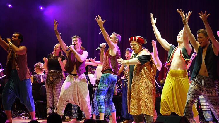 Der Chor in "Aladdin"                                                                       Foto: Mike Wuttke