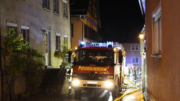 Zehn Menschen bei Küchen-Brand verletzt - darunter sechs Kinder