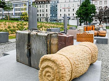 So sieht der Denkort am Würzburger Hauptbahnhof aus: Koffer aus Stein, Holz oder Metall sollen die vielen zurück gelassenen Gepäckstücke der deportierten Juden in der Nazizeit symbolisieren.  Die Idee entstand auf Grundlage einer historischen Aufnahme. Foto: Archiv/Thomas Obermeier