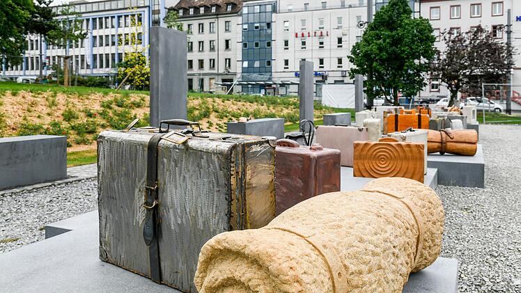 So sieht der Denkort am Würzburger Hauptbahnhof aus: Koffer aus Stein, Holz oder Metall sollen die vielen zurück gelassenen Gepäckstücke der deportierten Juden in der Nazizeit symbolisieren.  Die Idee entstand auf Grundlage einer historischen Aufnahme. Foto: Archiv/Thomas Obermeier