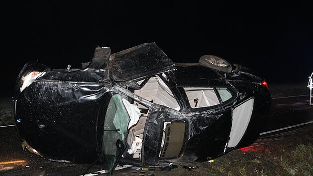 Beim Versuch einem Reh auszuweichen, geriet ein 18-Jähriger mit dem Auto im Straßengraben.