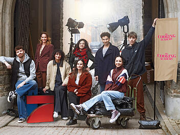 Die neue Serie "Die Cooking-Academy" startet bald auf ProSieben. Im Bild:  Brian Rosenkranz; Simone Hanselmann; Tiesan-Yesim Atas; Helen Woigk; Vita Tepel; Riccardo Ferreira; Lara Kimpel; Louis Jérôme Wagenbrenner; Copyright: ProSieben/Christoph Köstlin; Fotograf: Christoph Köstlin; Bildredakteur: Nadine Vaders