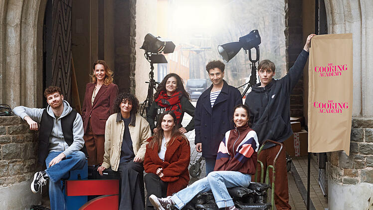Die neue Serie "Die Cooking-Academy" startet bald auf ProSieben. Im Bild:  Brian Rosenkranz; Simone Hanselmann; Tiesan-Yesim Atas; Helen Woigk; Vita Tepel; Riccardo Ferreira; Lara Kimpel; Louis Jérôme Wagenbrenner; Copyright: ProSieben/Christoph Köstlin; Fotograf: Christoph Köstlin; Bildredakteur: Nadine Vaders
