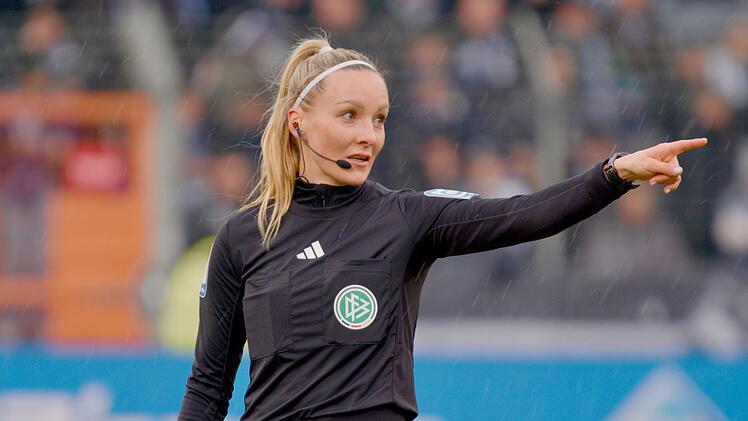 Fabienne Michel wurde 2024 als "DFB-Schiedsrichterin des Jahres" ausgezeichnet, pfeift inzwischen auch bei den Männern - und hat den Sport insbesondere da von seiner hässlichen Seite kennengelernt. Im Frühjahr 2025 geriet Michel in die Schlagzeilen, nachdem sie bei einem Drittligaspiel heftig beleidigt worden war.