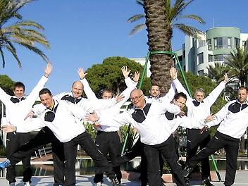 Die "Rondo Promillos" haben ihre Tänze in der Türkei einstudiert. Unser Bild zeigt das Männerballett mit (von links) Uwe Lein, Jens Zenkner, James Lutz, Matthias Falk, Gerald Schoberth, Michael Opel, Joachim Schoberth, Markus Schoberth und Ingo Moos. Es fehlen Norbert Stöcker und Klaus Thiel. Foto: privat