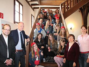18 Schüler und zwei Lehrerinnen aus Mosonmagyarovar sind derzeit Gast in Münnerstadt. Traditionell wurden sie im Rathaus empfangen. Foto: Heike Beudert