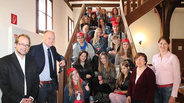 18 Schüler und zwei Lehrerinnen aus Mosonmagyarovar sind derzeit Gast in Münnerstadt. Traditionell wurden sie im Rathaus empfangen. Foto: Heike Beudert