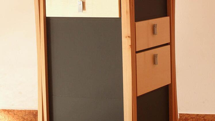 Unter den frisch gebackenen Meistern waren auch 2 Meisterinnen, hier das Möbelstück von Tjorven Annika Hofmann aus Witzenhausen/Kassel. Foto: Günther Geiling