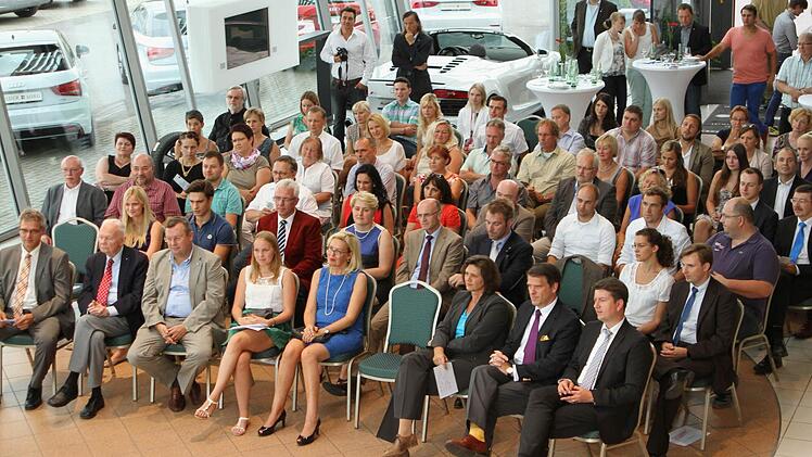 Blick in die Reihen der Gäste beim Sommerempfang der Wirtschafts-Junioren Haßberge