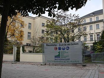 Die ersten Bauzäune standen am Dienstag bereits hinter dem Kurhaushotel, ab Mittwoch werden der hölzerne Sichtschutz und das Schutzgerüst errichtet und der Rückbau im Innern geht los. Fotos: Ralf Ruppert