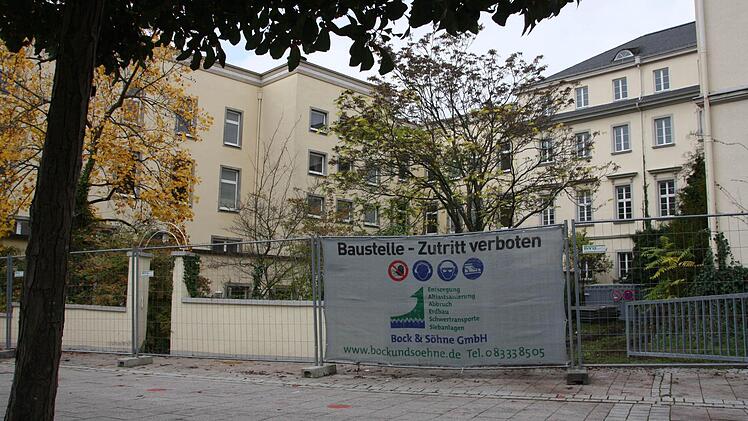 Die ersten Bauzäune standen am Dienstag bereits hinter dem Kurhaushotel, ab Mittwoch werden der hölzerne Sichtschutz und das Schutzgerüst errichtet und der Rückbau im Innern geht los. Fotos: Ralf Ruppert