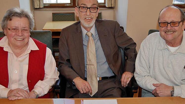 Der neue Vorstand des Bad Kissinger Seniorenbeirats mit (von links) Leopoldine Wiesner (79, stellvertretende Vorsitzende), Helmut Beck (62, Vorsitzender) und Roland Fenn (68, Schriftführer). Foto: Sigismund von Dobschütz