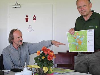 Auch in Hammelburg werden Bäume gefällt. Forstbetriebsleiter Adolf Herr (links) erklärt die Maßnahmen. Foto: Ulrike Müller