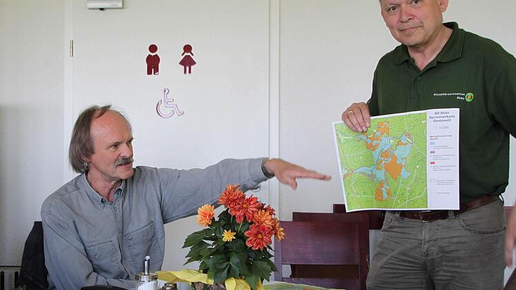 Auch in Hammelburg werden Bäume gefällt. Forstbetriebsleiter Adolf Herr (links) erklärt die Maßnahmen. Foto: Ulrike Müller