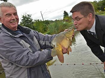 Ein Gaumenschmaus, ohne Zweifel: Ganz angetan von den glitschigen Fischen war Landratsstellvertreter Christian Gunsenheimer.