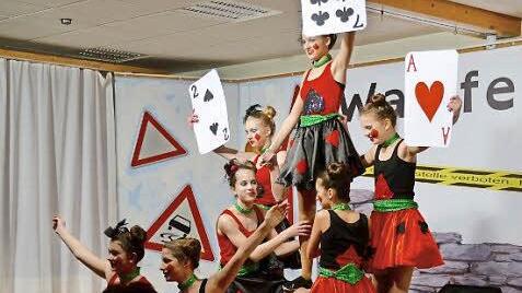 Herz-Ass und Pik-Sieben können auch tanzen, aber nur beim Showtanz des Hühnerhaufens. Foto: Kathrin Kupka-Hahn