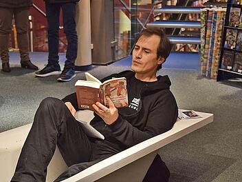 Schauspieler Nils Liebscher, der in "Antigone" König Kreon verkörpert, beim Vorlesen in der Buchhandlung Thalia... Foto: Daniela Pondelicek