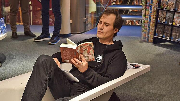 Schauspieler Nils Liebscher, der in "Antigone" König Kreon verkörpert, beim Vorlesen in der Buchhandlung Thalia... Foto: Daniela Pondelicek