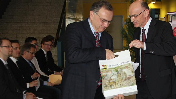 Auch Landrat Schneider (rechts) hatte ein Geschenk dabei.
