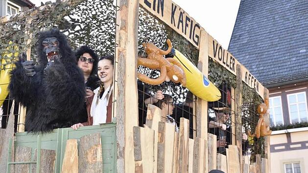 In einen Affenk&auml;fig hatten sich die M&auml;nner und Frauen der "Bockwurschtgruppe" eingesperrt, um von dort das "Fu&szlig;volk" und die Beobachter des Zuges mit S&uuml;&szlig;igkeiten zu versorgen  Foto: Gerold Snater