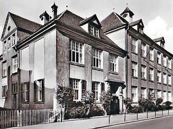 Beim Regionaltauschtag in der Angerturnhalle gehen die Michelauer Briefmarkensammler auch auf die Geschichte ihrer Heimatgemeinde ein. Im Bild die alte Volksschule, die nicht mehr existiert. Foto: Klaus Gagel