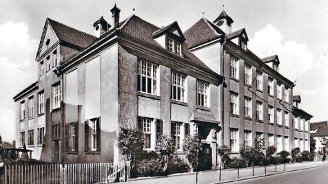 Beim Regionaltauschtag in der Angerturnhalle gehen die Michelauer Briefmarkensammler auch auf die Geschichte ihrer Heimatgemeinde ein. Im Bild die alte Volksschule, die nicht mehr existiert. Foto: Klaus Gagel