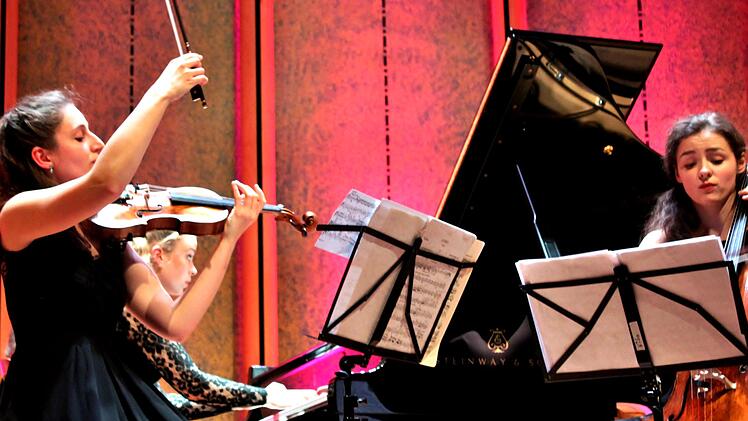 Klaviertrio mit großer Gestaltungskraft (von links): Elene Meipariani, Elisabeth Brauß, Anastasia Kobekina. Werner Vogel