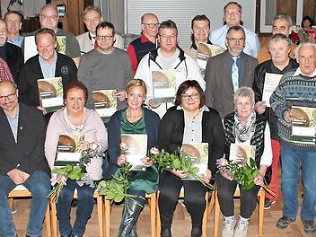 Beim DFB-Ehrenamtstag in Schneckenlohe wurden vier Frauen und 14 Männer aus dem Fußballkreis Coburg/Kronach/Lichtenfels mit der DFB-Uhr als Lebens-Oscar und einer Urkunde ausgezeichnet. Unsere Aufnahme zeigt sie zusammen mit den Fußball-Funktionären und Ehrengästen.  Foto: Herbert Fischer