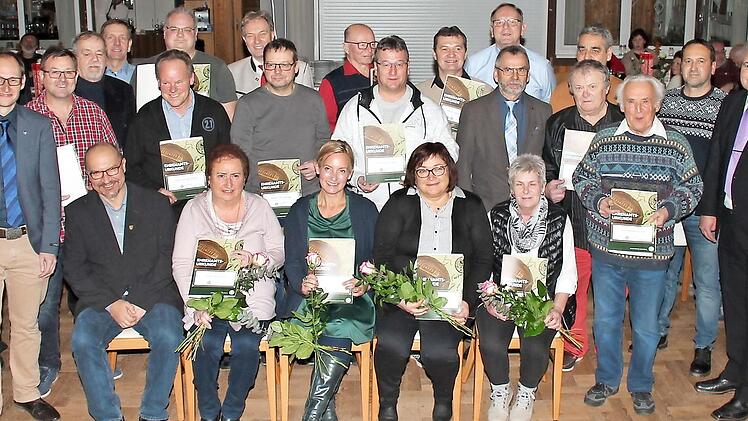 Beim DFB-Ehrenamtstag in Schneckenlohe wurden vier Frauen und 14 Männer aus dem Fußballkreis Coburg/Kronach/Lichtenfels mit der DFB-Uhr als Lebens-Oscar und einer Urkunde ausgezeichnet. Unsere Aufnahme zeigt sie zusammen mit den Fußball-Funktionären und Ehrengästen.  Foto: Herbert Fischer