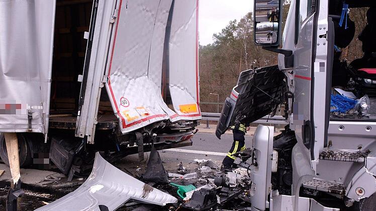 Eine Frau ist bei einer Unfall-Serie auf der A3 mittel schwer verletzt worden. Ein Lkw war am Dienstagmorgen ungebremst in das Heck ihres Autos gerast. Foto: NEWS5/Grundmann