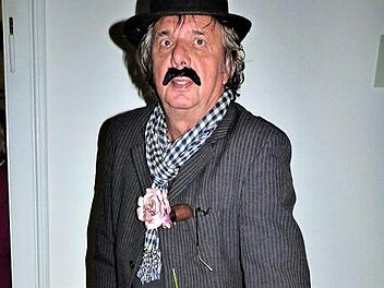 Die "Pfeifenmänner" waren vor 95 Jahren die Gründerväter des früheren Touristenvereins in Thurnau. Wolfgang Baumann (unser Bild) spielte einen dieser "Pfeifenmänner" in einem Sketch.  Foto: Werner Reißaus