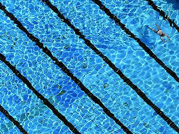 Hausfriedensbruch: 23-Jähriger bricht in geschlossenes Hofer Freibad ein