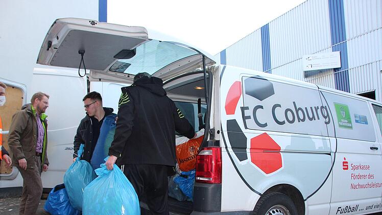 In gleich zwei voll beladenen Transportern des FC Coburg wurden am Mittwoch auch Sachspenden aus der Vestestadt nach Ebersdorf gebracht.