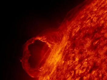 Eine Sonneneruption: Ursache eines Sonnensturmes