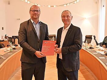 Der Sachgebietsleiter der Stadtsanierung in Görlitz, Uwe Berndt (re.), bekommt stellvertretend für den Görlitzer Bürgermeister Dezernat II, Benedikt M. Hummel, die Geschäftsführung der AG Historische Städte von Meißens Baudezernent Albrecht Herrma...