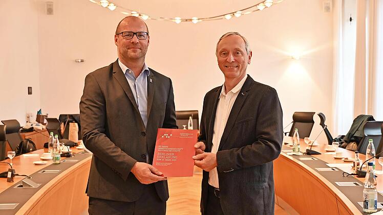 Der Sachgebietsleiter der Stadtsanierung in Görlitz, Uwe Berndt (re.), bekommt stellvertretend für den Görlitzer Bürgermeister Dezernat II, Benedikt M. Hummel, die Geschäftsführung der AG Historische Städte von Meißens Baudezernent Albrecht Herrma...
