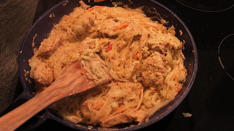 Pfannengericht nach chinesischer Art mit Gemüse, Glasnudeln und Sojamedaillons - schmeckt auch Nicht-Veganern