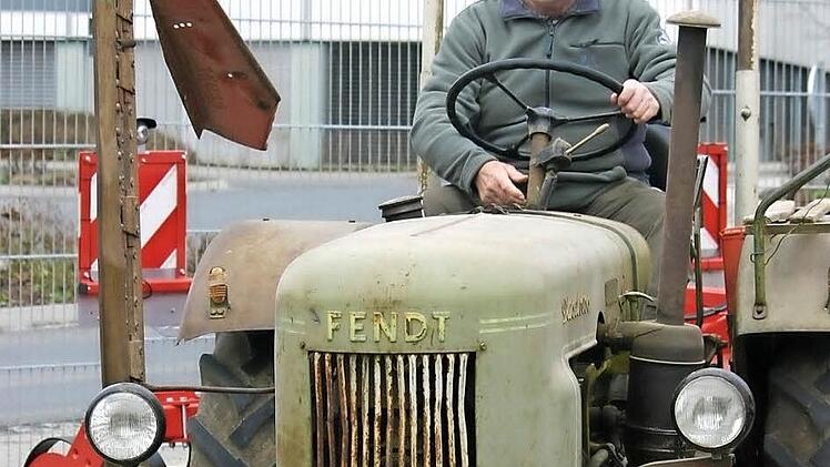 Der alte Fendt von Anton Kirchner aus Weißenbrunn (Stadt Ebern) ist eines der wenigen Fahrzeuge mit EBN-Nummer, die noch auf den Straßen unterwegs sind. Das "Dieselross", Baujahr 1956, hat 24 Pferdestärken. Seinem Besitzer leistet es seit mehr als vier Jahrzehnten treue Dienste. Nach dem Stand vom Jahresanfang sind noch 362 Fahrzeuge mit EBN-Kennzeichen im Landkreis zugelassen und 272 Vehikel mit HOH-Schild. Werden in Zukunft wieder mehr Fahrzeuge mit EBN-Kennzeichen unterwegs sein? Der Kreis...