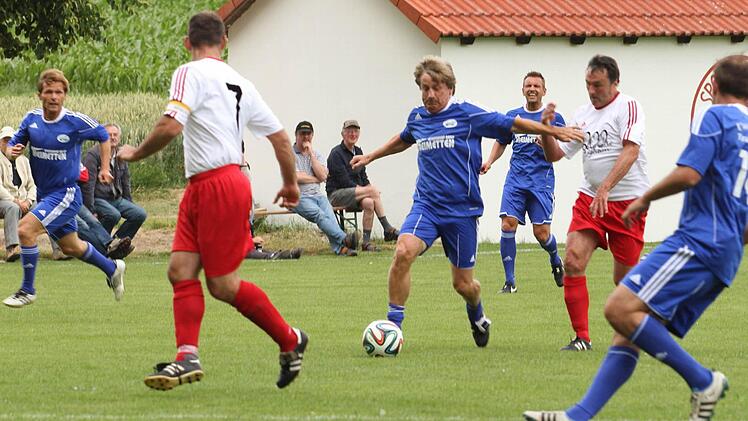 Frank Mill (Vierter von rechts) in Aktion gegen Steffen Lutz (Zweiter von links) und Erich Köttler (Zweiter von rechts). Auch Darius Wosz (links) und Marco Reich (rechts) wollen sich einschalten.