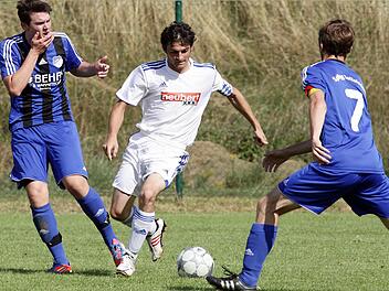 Die beiden Rattelsdorfer Jeffry Stade (links) und Tommy Grünert stoppen den ballführenden Hirschaider Stefan Bartilla. Foto: sportpress