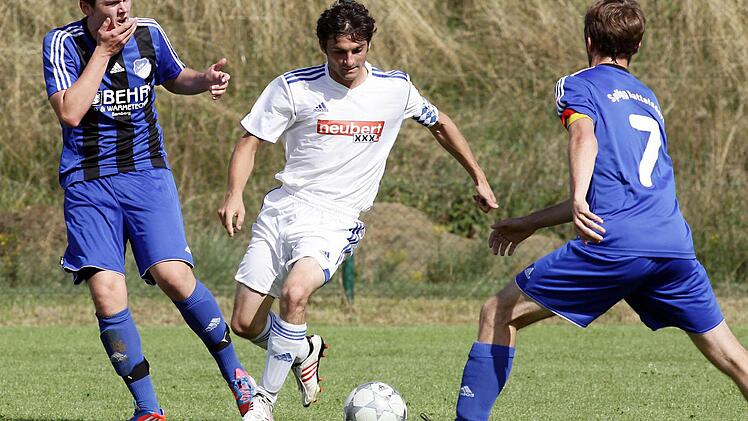 Die beiden Rattelsdorfer Jeffry Stade (links) und Tommy Grünert stoppen den ballführenden Hirschaider Stefan Bartilla. Foto: sportpress