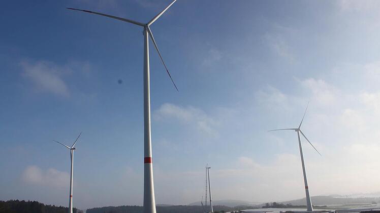 Einige Windräder stehen schon.