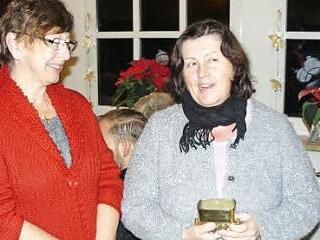 Die Bergmeisterin des Vorjahres, Waltraud Hohenreuther (links), hat Maritta Kolenda die Lore als Amtszeichen übergeben. Foto: kpw