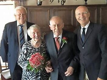 Zum seltenen Fest der Gnadenhochzeit nahmen Barbara und Georg Dursch Gl&uuml;ckw&uuml;nsche vom stellvertretenden Landrat Johann Pfister (links) und B&uuml;rgermeister Gerd Schneider entgegen. Foto: pr