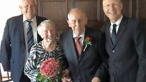 Zum seltenen Fest der Gnadenhochzeit nahmen Barbara und Georg Dursch Gl&uuml;ckw&uuml;nsche vom stellvertretenden Landrat Johann Pfister (links) und B&uuml;rgermeister Gerd Schneider entgegen. Foto: pr