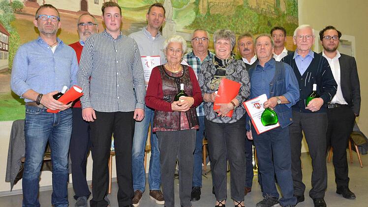 Vereinsinterne Ehrungen gab es für langjährige Verdienste und älteste aktive Sportler. Auf der Aufnahme ist außerdem der Vorstand des TSV Aschach zu sehen. Foto: Björn Hein